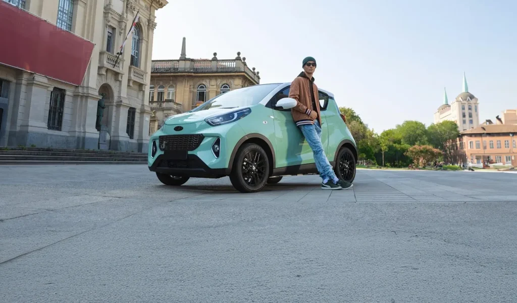 DR 1 parcheggiata con ragazzo giovane appoggiato